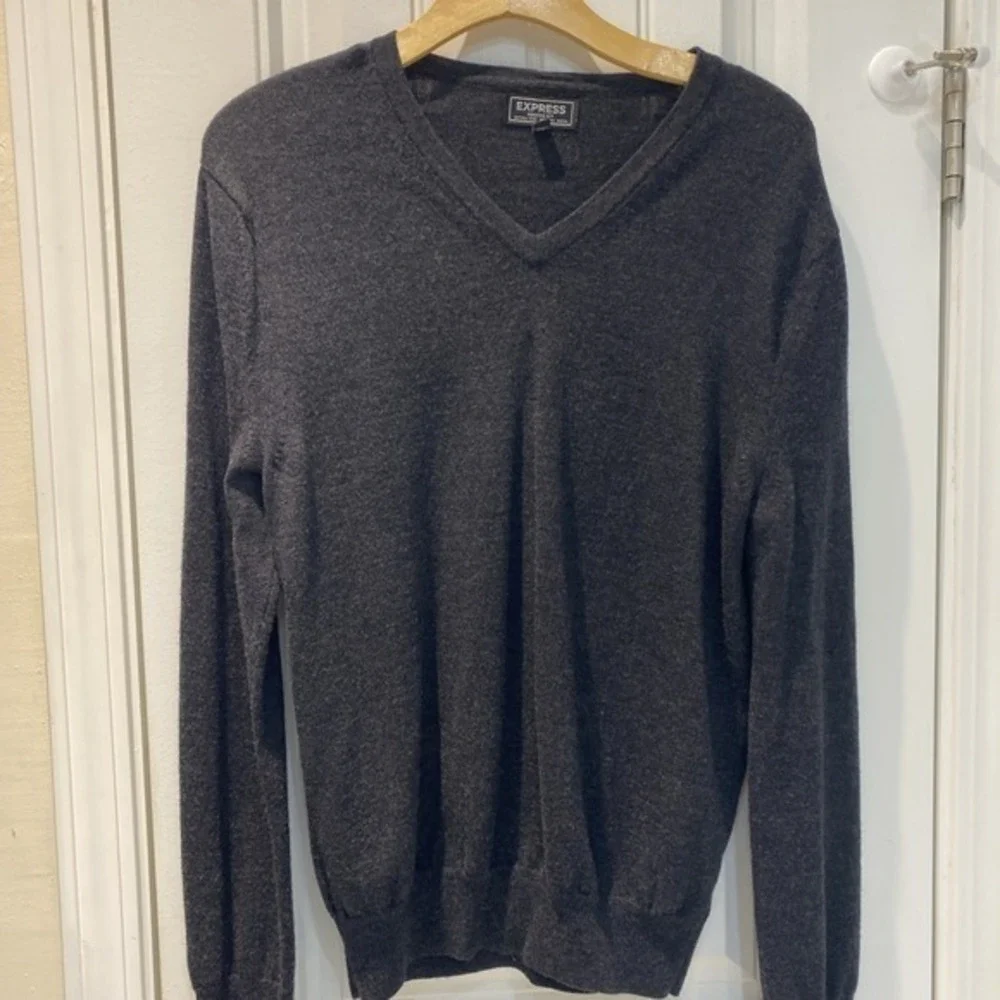 Express dark gray merino wool v-neck long sleeve sweater - medium            812